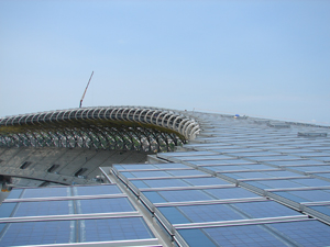 高市節能減碳新典範，2009世運會主場館太陽光電版積極施工中